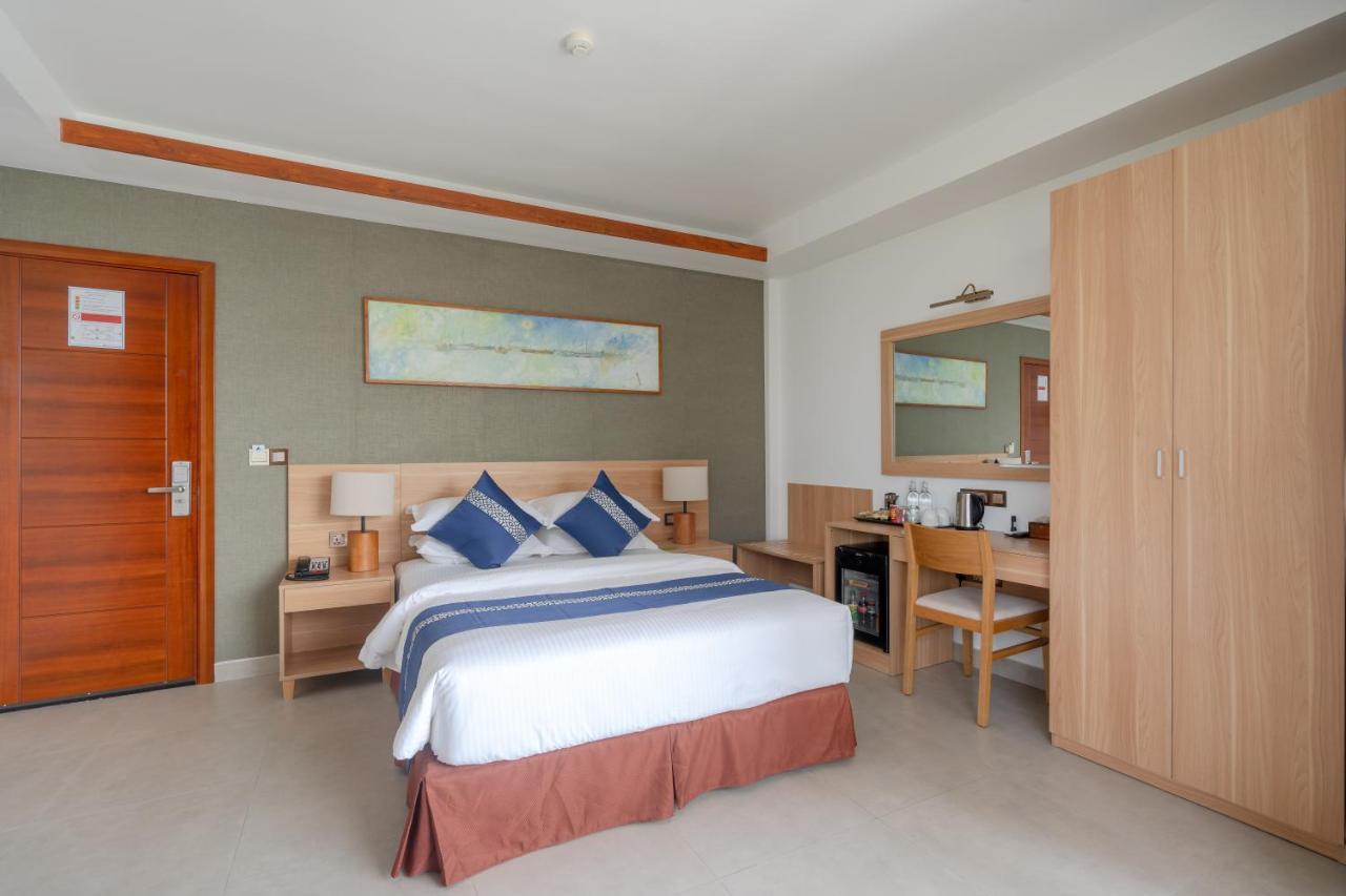 Ayala Oceanview Maldives Hotel Gulhi Bagian luar foto