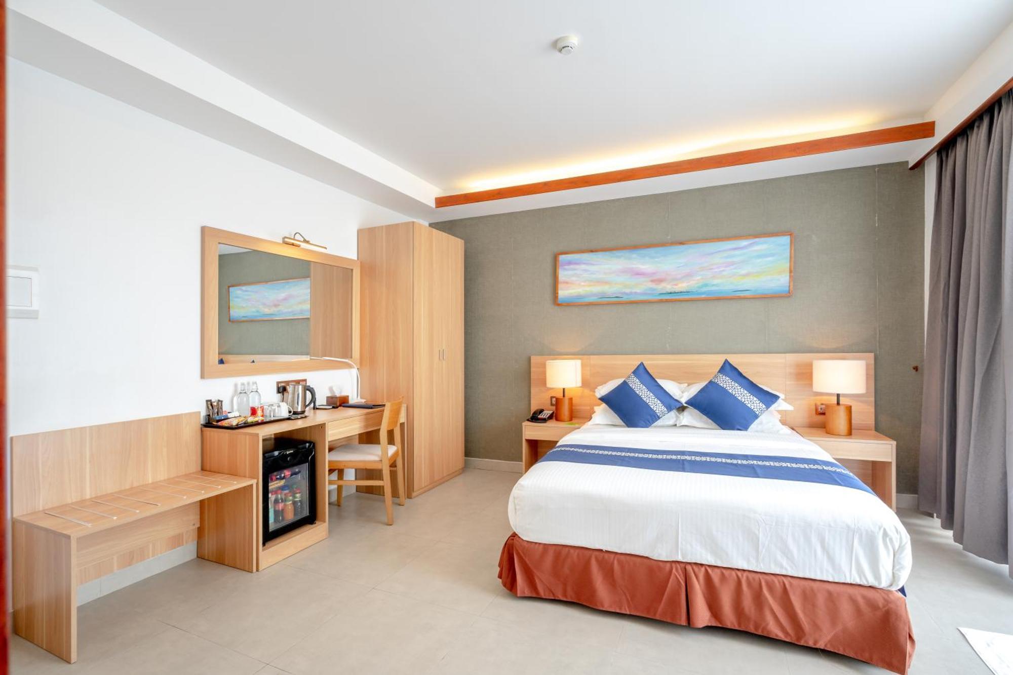 Ayala Oceanview Maldives Hotel Gulhi Bagian luar foto