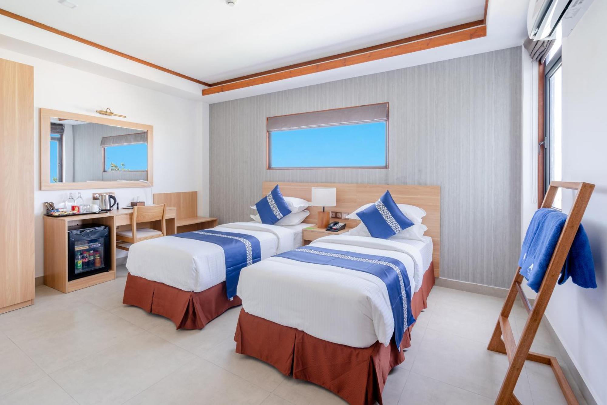Ayala Oceanview Maldives Hotel Gulhi Bagian luar foto