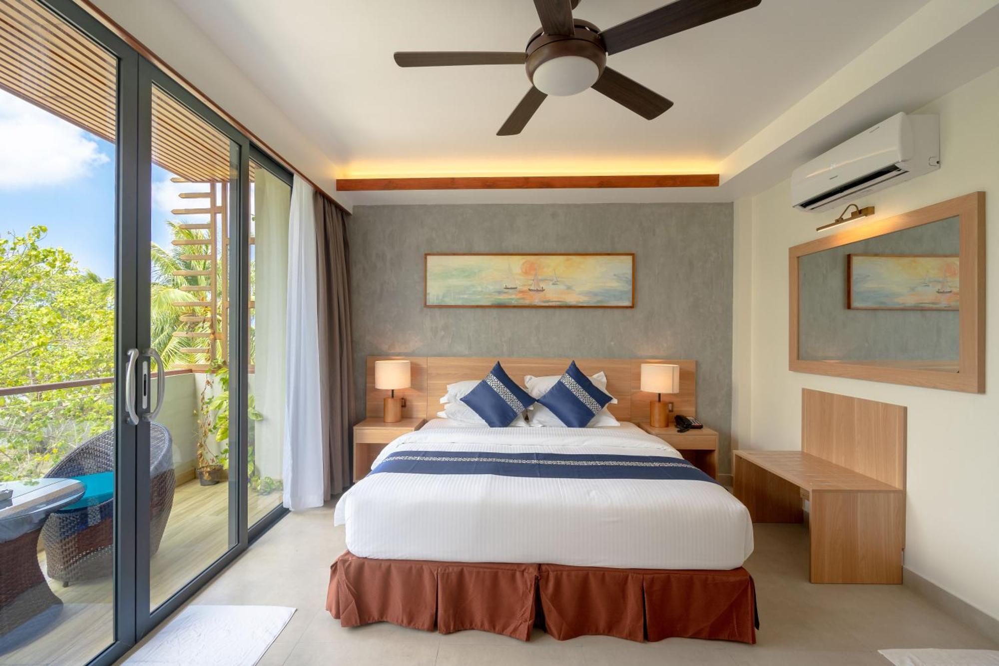 Ayala Oceanview Maldives Hotel Gulhi Bagian luar foto