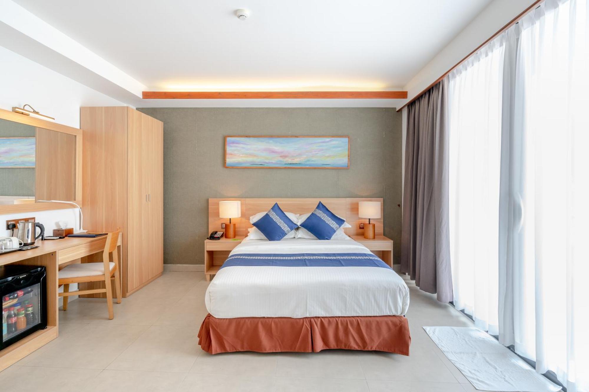 Ayala Oceanview Maldives Hotel Gulhi Bagian luar foto