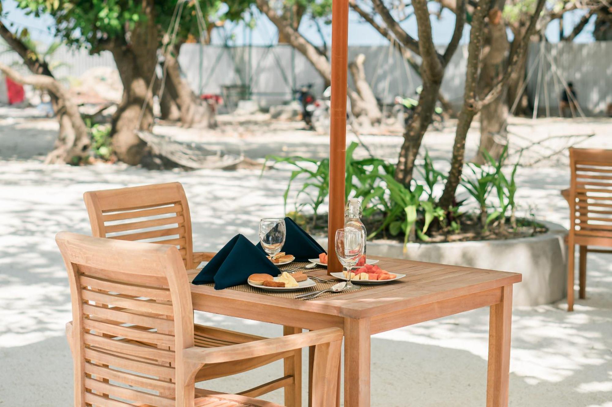 Ayala Oceanview Maldives Hotel Gulhi Bagian luar foto